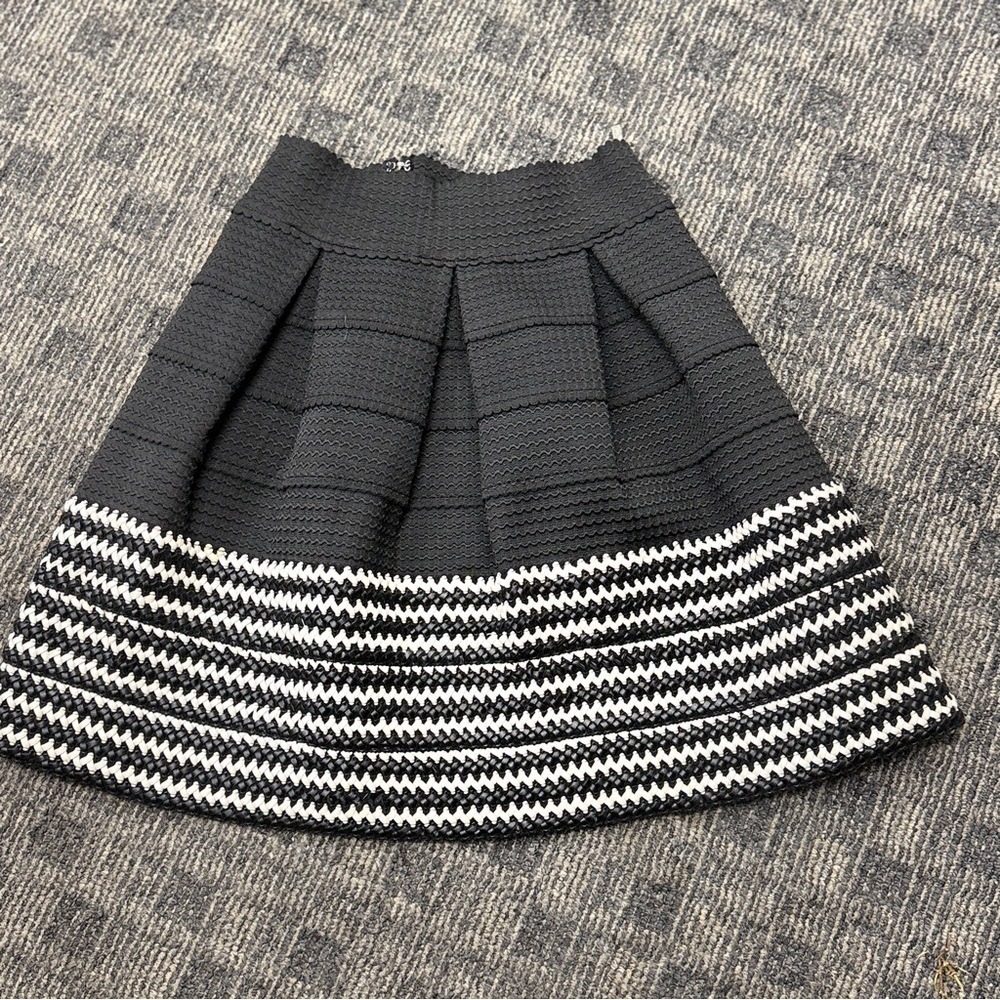 Miamii Textured Knit Pull-On Skirt Size M Black Stretch Waist Casual Minimalist